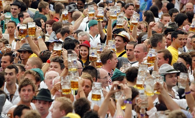 Kể từ đó, Oktoberfest được tổ chức hàng năm, dù trong lịch sử có một số lần bị hủy bỏ do dịch bệnh hoặc chiến tranh. Sau gần 2 thế kỷ, Oktoberfest vẫn diễn ra với quy mô ngày càng lớn, hàng năm mang lại cho thành phố Munich hàng chục nghìn việc làm và hàng tỷ euro.